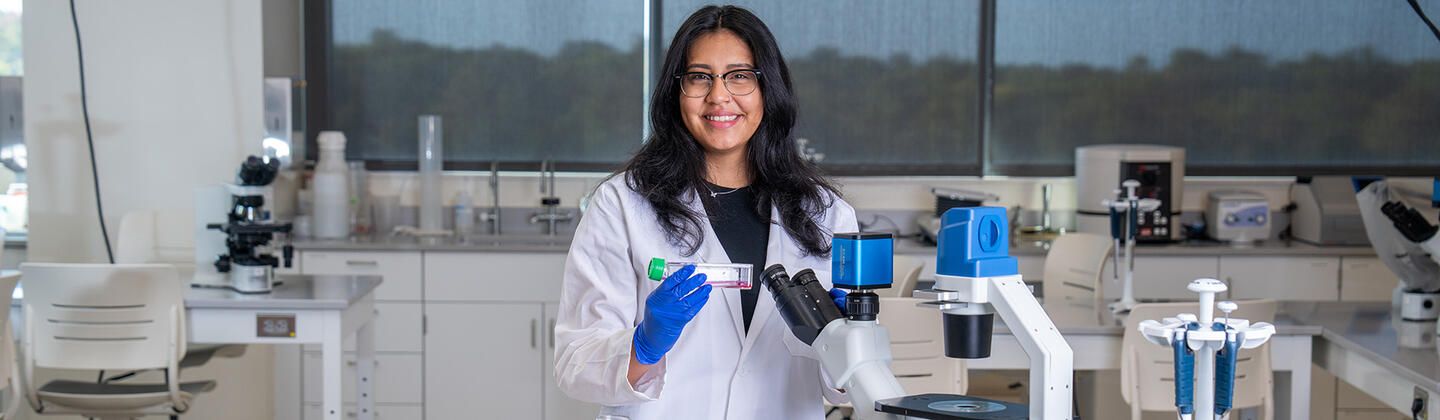 Fernanda Ventura in lab
